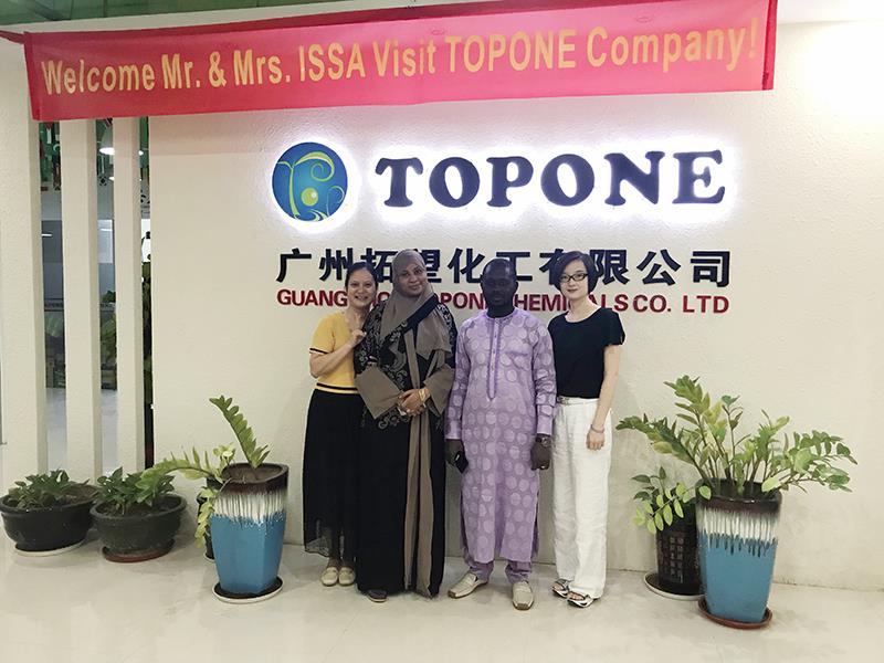 Dê as boas-vindas ao nosso cliente da Nigéria para visitar o escritório da GuangZhou TOPONE Company e da Jinjiang Company.
