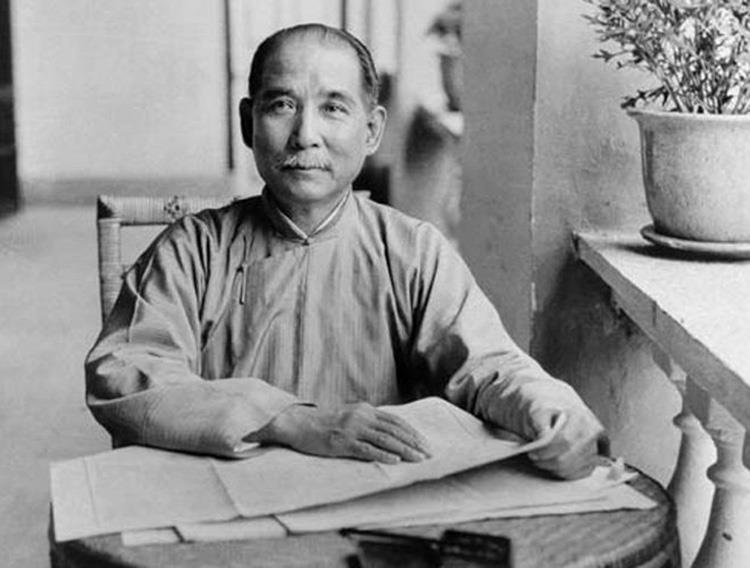 Em 12 de novembro. Hoje é o aniversário de Sun Yat-sen.
